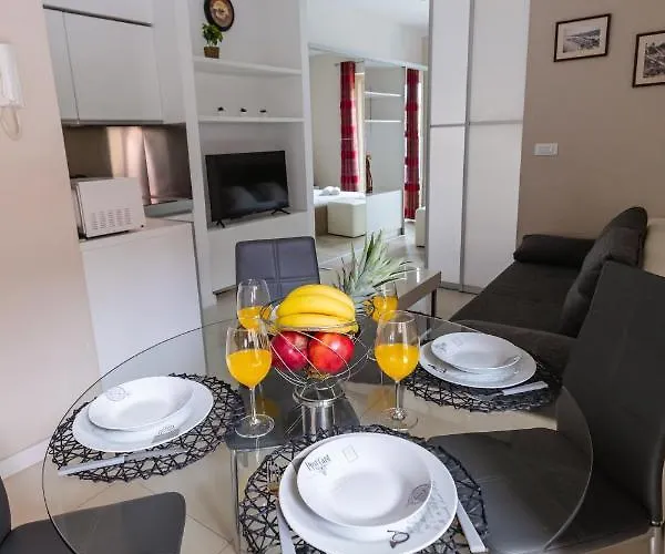 Luxury 4 Star In The Old Town Apartment *
