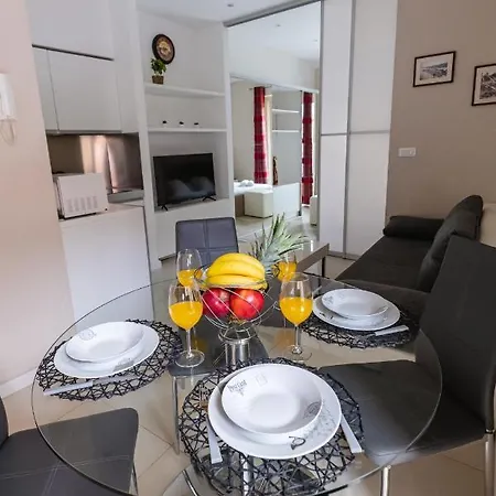 Luxury 4 Star In The Old Town Apartment *