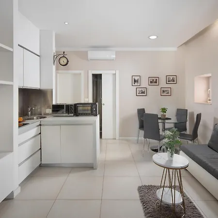 Luxury 4 Star In The Old Town Apartment